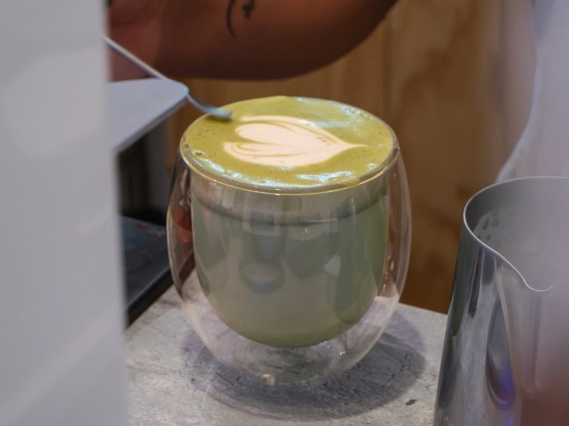 Café de especialidad y brunch todo el día: Surf Cafe es el spot ideal para arrancar la mañana (o revivir después de la playa).