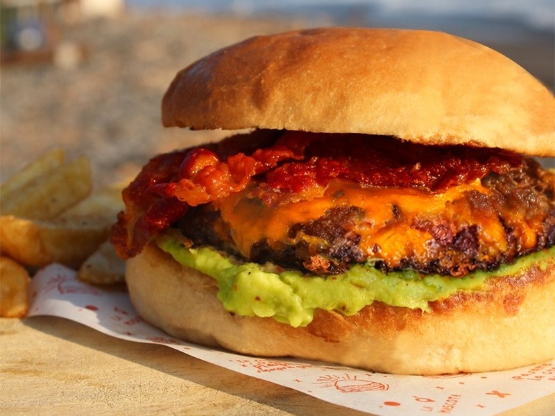 Si andás en Playa El Tunco, estas burgers artesanales son la parada perfecta para matar el antojo con sabor brutal.