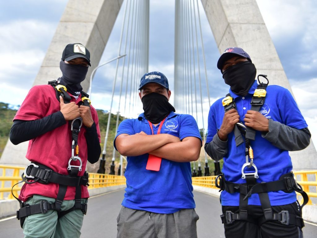 El salto está supervisado por expertos. Foto Miguel Lemus
