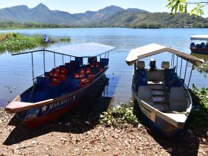 Paseo en lancha en laguna de Olomega. Foto Miguel Lemus