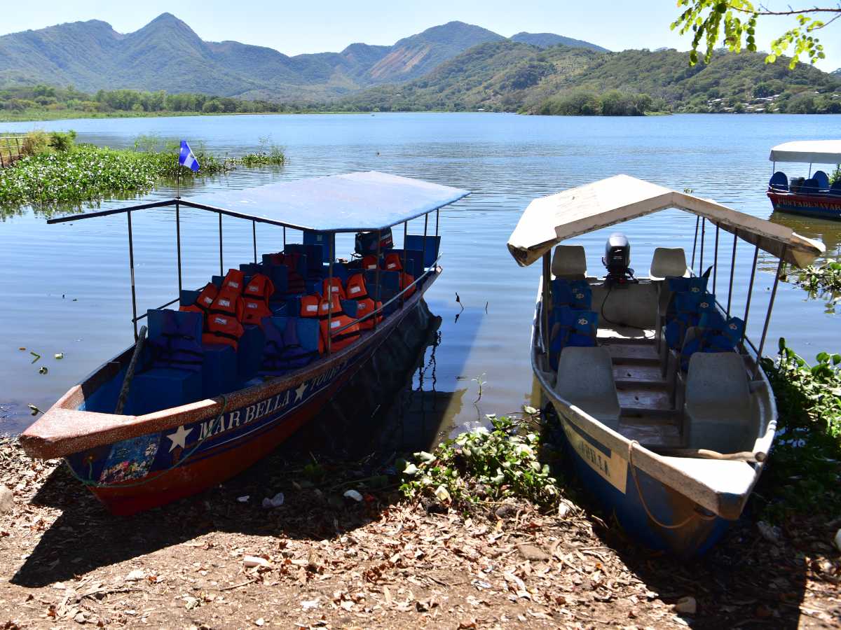 Paseo en lancha en laguna de Olomega. Foto Miguel Lemus