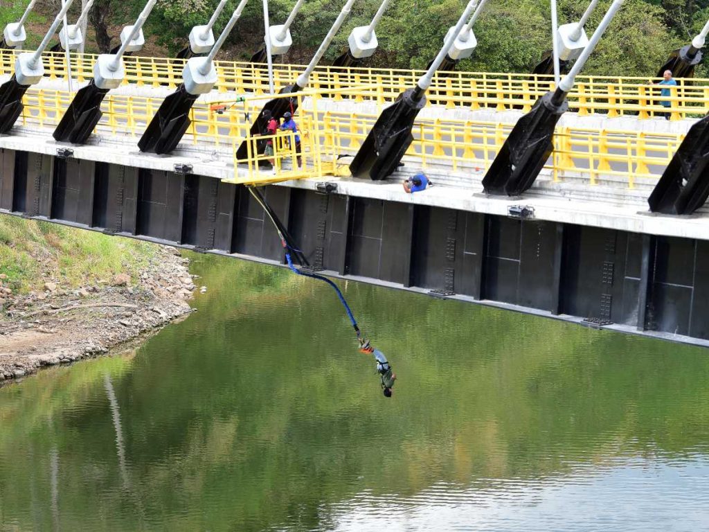 Si te gusta la aventura tenés que probar el bungee jumping en el puente Carolina. Foto Miguel Lemus