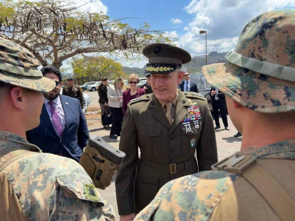 El general Francis Donovan, jefe del Comando Sur de EE.UU., llega a Maiquetía el 18 de febrero de 2026 para reunirse con el gobierno interino venezolano.