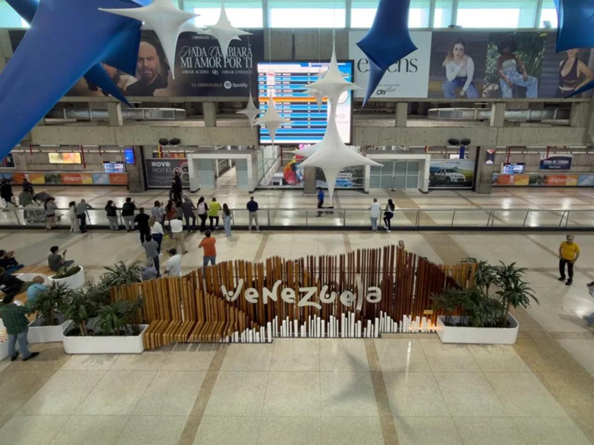 Personas esperan en el Aeropuerto Internacional de Maiquetia, en La Guaira (Venezuela).