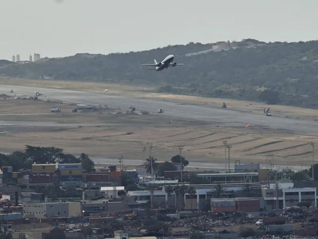 Fotografía que muestra un avión despegando del Aeropuerto Internacional de Maiquetia, en La Guaira (Venezuela). 