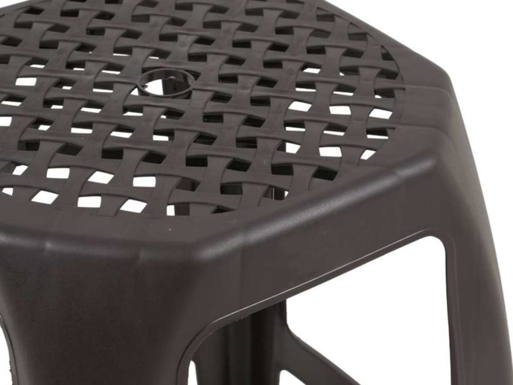 Gracias al orificio, el agua no se acumula en la superficie cuando el asiento se moja.