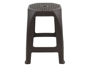 El agujero central no es decorativo, cumple funciones prácticas en el uso diario del banquito.