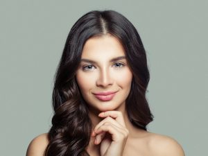 Aplicado después del champú, el vinagre de manzana puede suavizar la cutícula del cabello, aportar brillo y ayudar a controlar el frizz de forma natural.