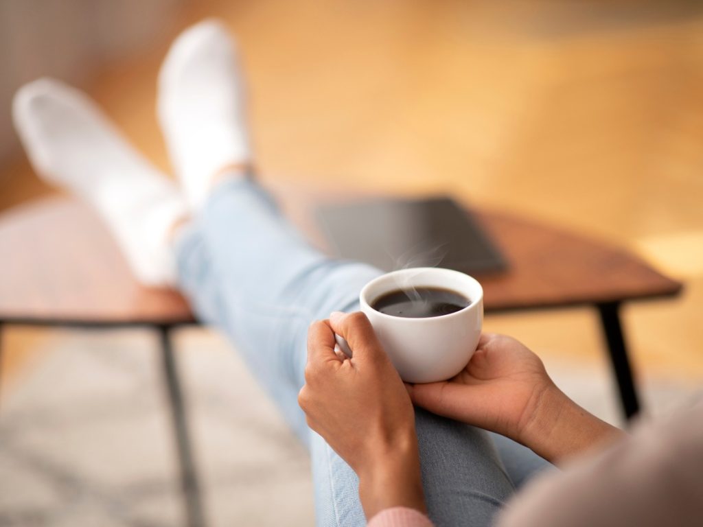 Tomar 2 o 3 tazas de café al día se asocia con menor riesgo de demencia, según un estudio publicado en JAMA.