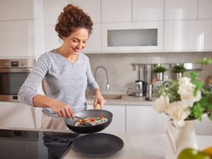 Las personas que limpian mientras cocinan comparten rasgos mentales clave
