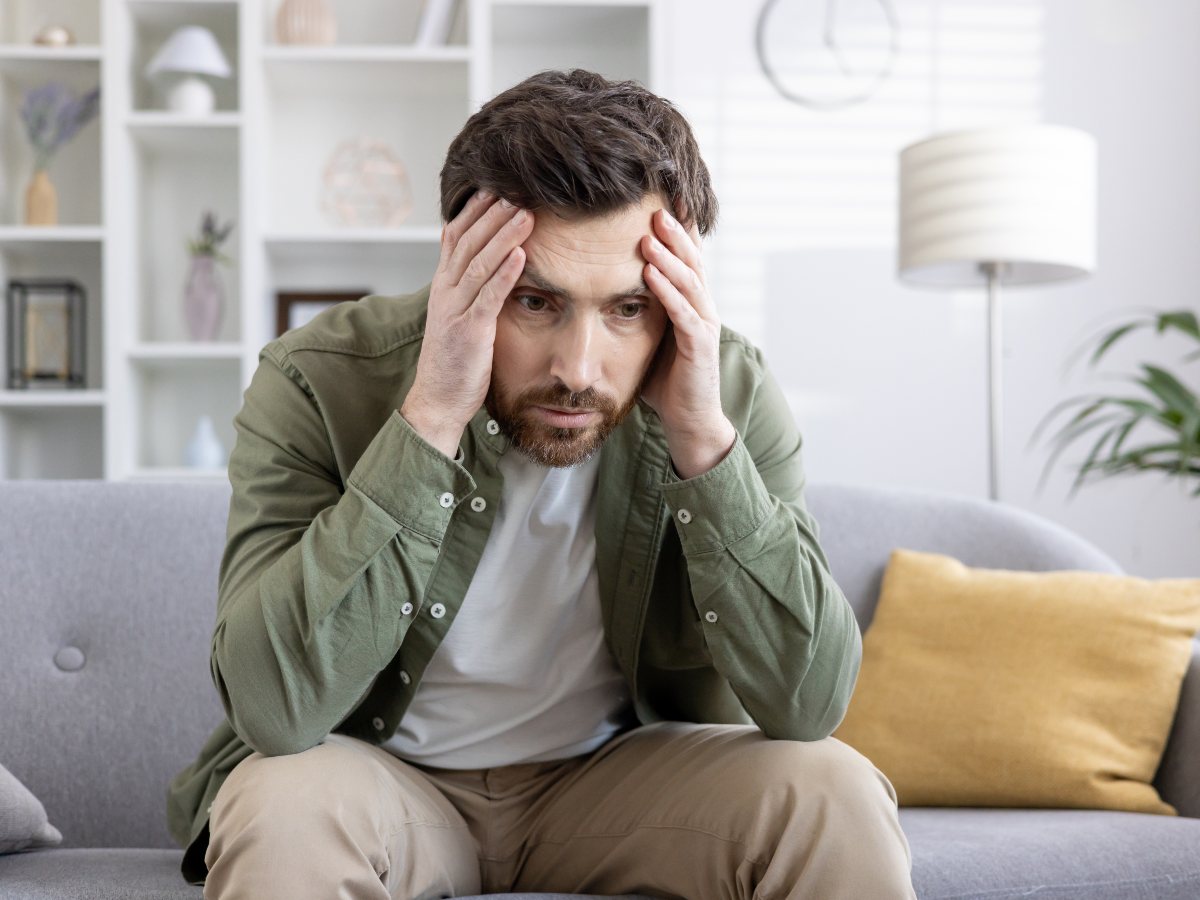 No todo cansancio es hormonal: el estrés cotidiano existe, pero convertirlo en diagnóstico viral suele generar más ansiedad que soluciones reales.