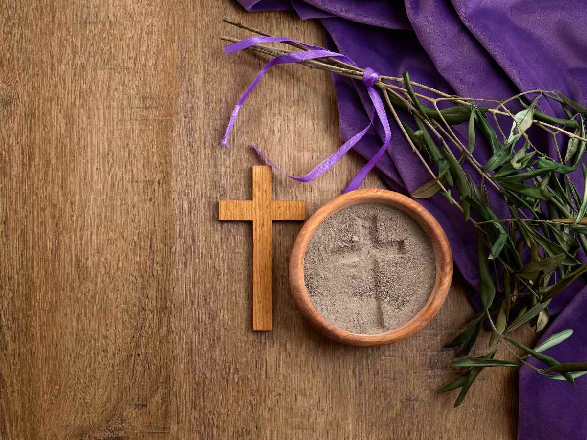Las cenizas provienen de los ramos del Domingo de Ramos y recuerdan el llamado a la conversión y a renovar la fe en Cuaresma.