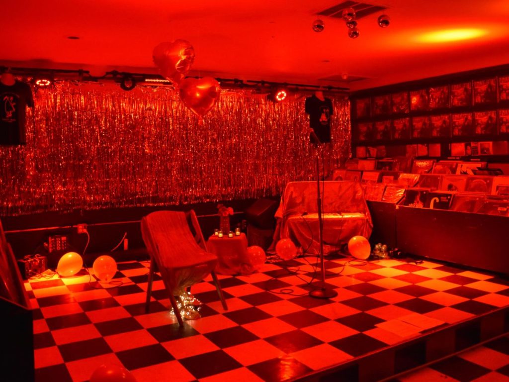 Fotografía del 14 de enero de 2026 que muestra el recinto del evento 'Date My Friend (LA)' ('Sal con mi amigo') en Los Ángeles (Estados Unidos). Foto / EFE