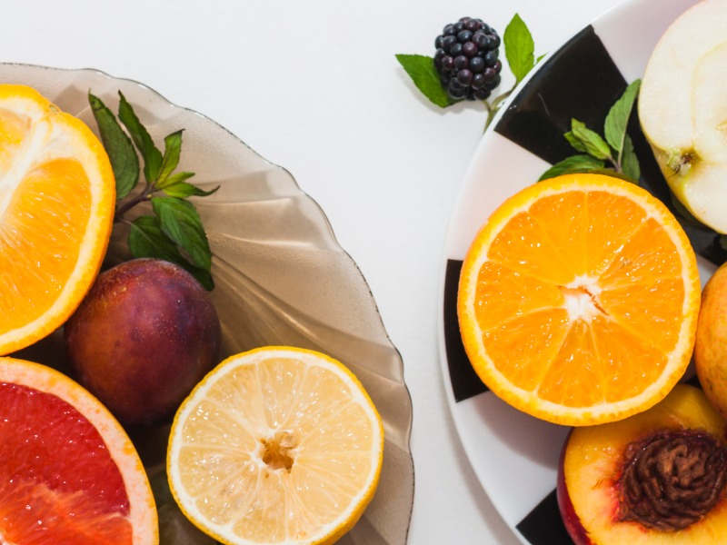 Las frutas y verduras frescas son la principal fuente natural de vitamina C, esencial para fortalecer el sistema inmunológico.