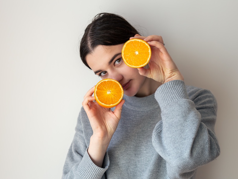 Cítricos, kiwi y morrones destacan por su alto contenido de vitamina C y su aporte antioxidante.