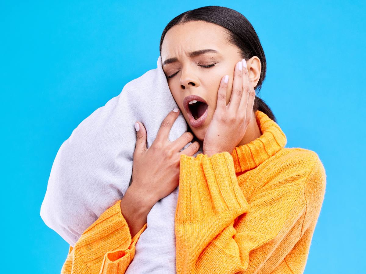 Respirar por la boca durante el sueño, un hábito frecuente cuando hay congestión nasal, puede afectar el descanso y tener consecuencias en la salud bucal y general, según advierten especialistas.