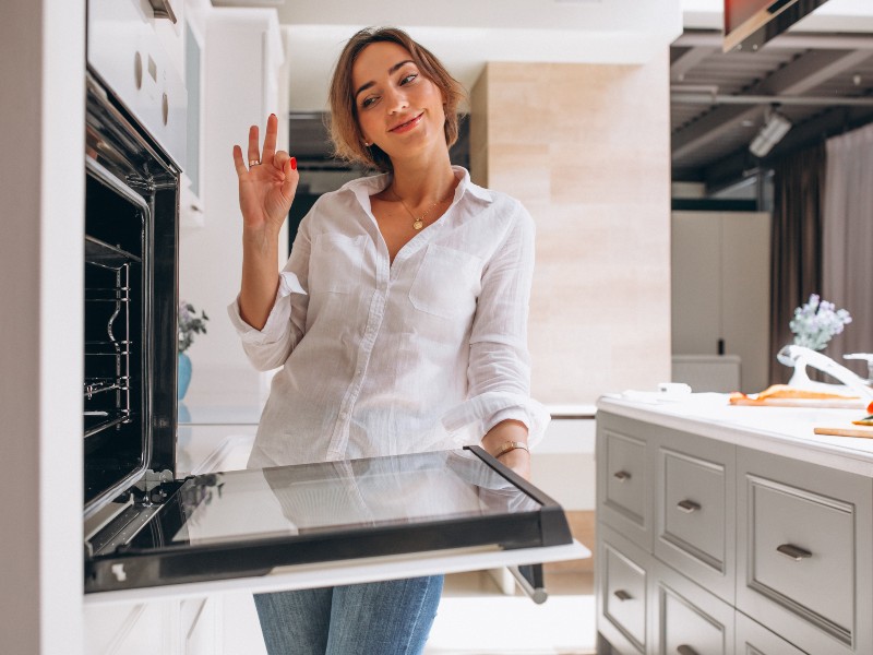 Limpiar filtros y revisar tus electrodomésticos puede prolongar su vida útil y optimizar su funcionamiento.