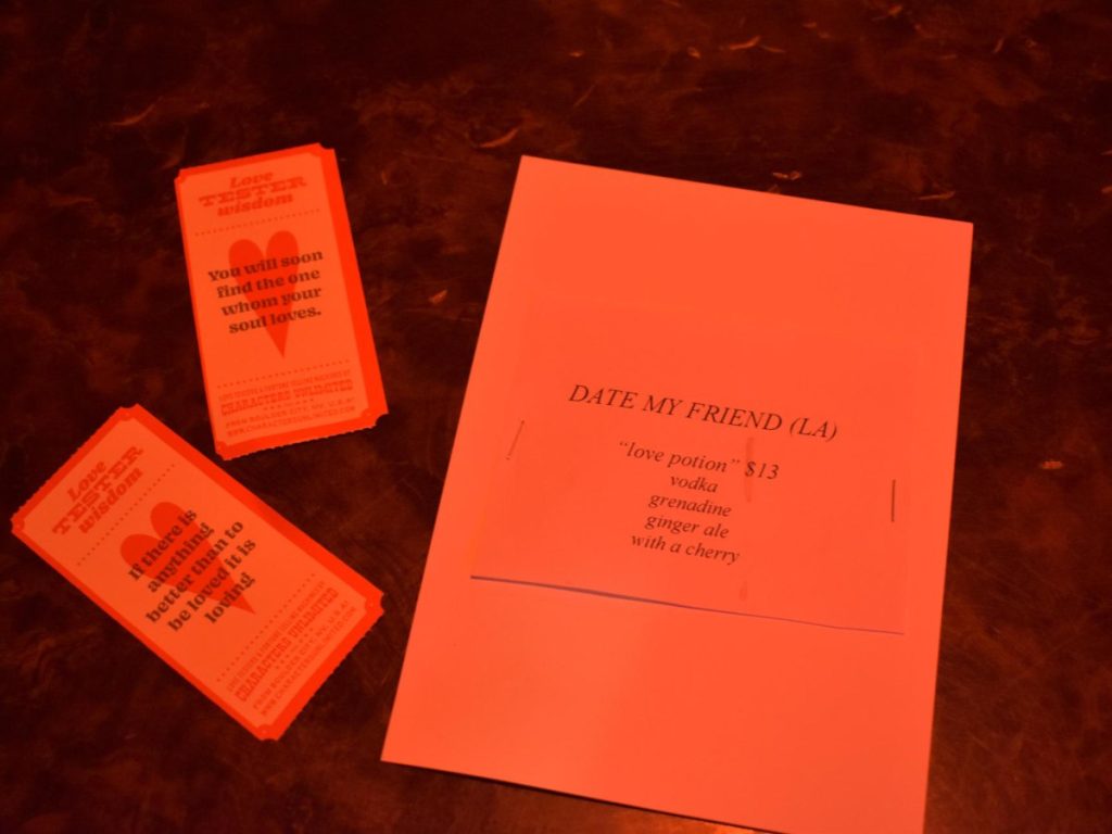 Fotografía del 14 de enero de 2026 que muestra papeles durante el evento 'Date My Friend (LA)' ('Sal con mi amigo') en Los Ángeles (Estados Unidos). La fatiga de las aplicaciones de citas está empujando a una nueva generación de solteros a buscar conexiones fuera del algoritmo. Ahora presentan a sus amigos como si fueran candidatos en campaña durante eventos en bares y se suman a clubes para conocer nuevas personas y reconstruir el sentido de comunidad. EFE