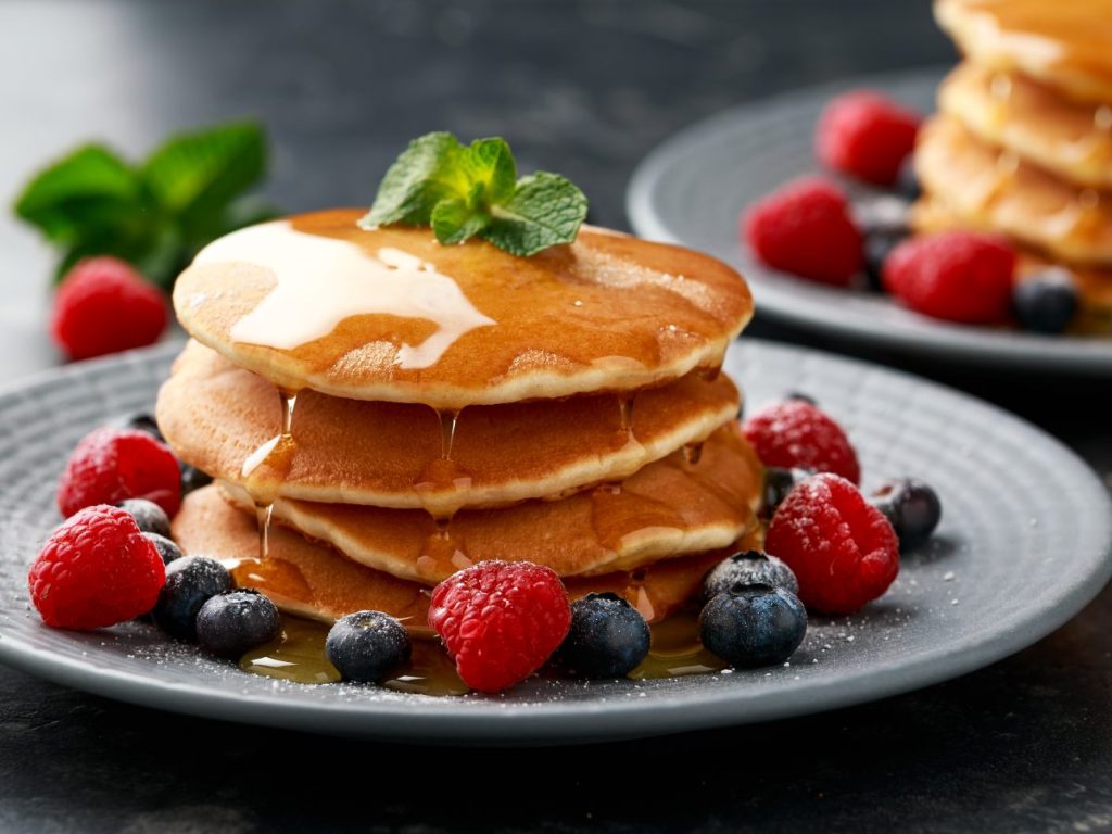 Pancakes clásicos. Suaves y dorados, perfectos para acompañar con frutas, mermelada o miel y convertir cualquier mañana en un momento especial.