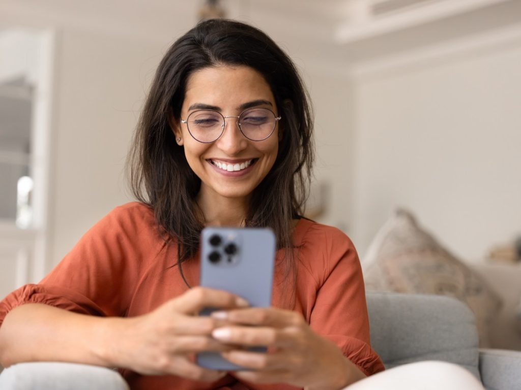 Mirar redes sin publicar también puede ser una forma de autocuidado digital y gestión consciente de tu energía social.