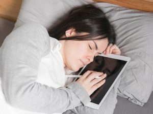 ¿Dormís con el celular bajo la almohada? Conocé las consecuencias