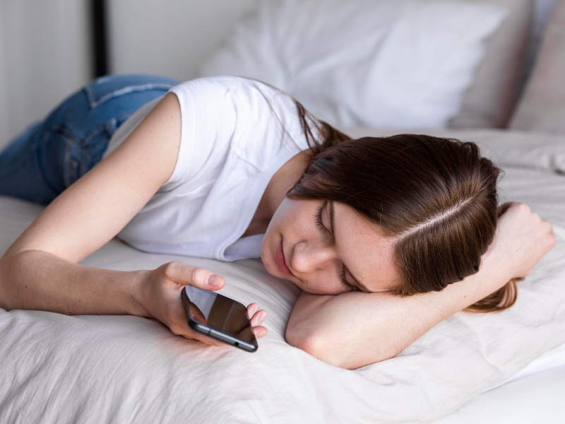 Especialistas advierten que colocar el celular bajo la almohada afecta el descanso y la vida útil del equipo.