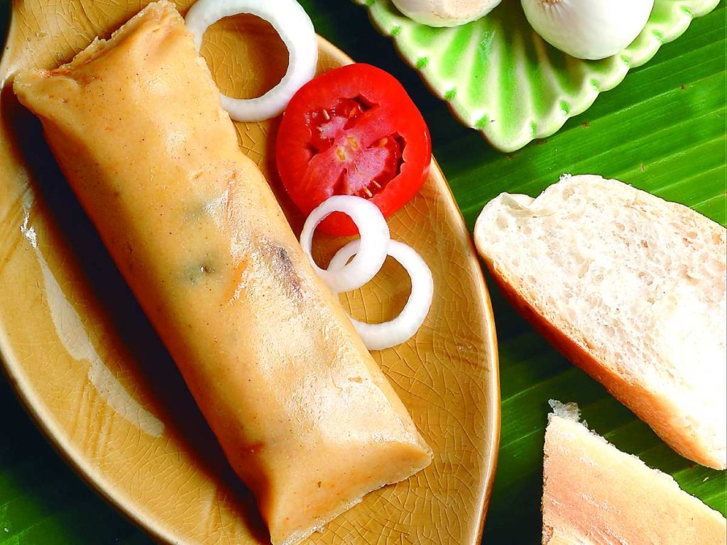 El tamal de gallina es un clásico de la cocina tradicional salvadoreña, preparado con paciencia, sabor casero y el calor de las reuniones familiares.