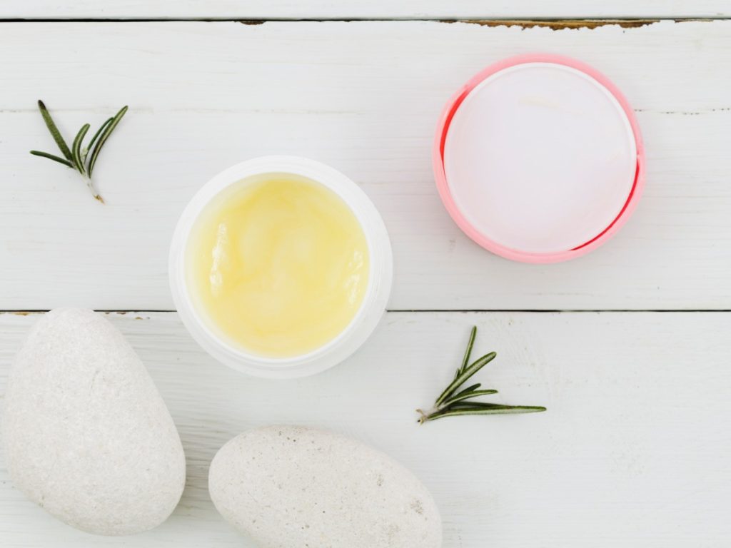 Versátil y accesible, la vaselina es aliada para sellar la humedad después del baño y proteger la piel de la resequedad diaria.