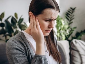 La presión en el oído, los acúfenos y la pérdida auditiva forman parte de una enfermedad crónica que impacta el equilibrio y la calidad de vida a largo plazo.