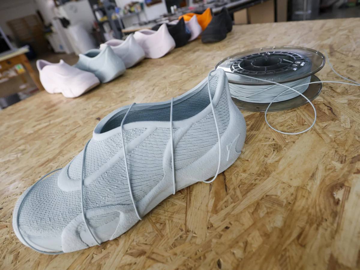 Zapatillas fabricadas íntegramente con impresora 3D, una apuesta innovadora y reciclable que busca transformar la industria del calzado.