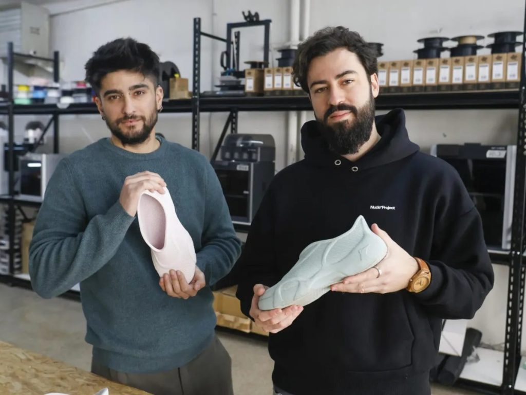 Los socios de la empresa eldense Callnak, Ignacio Español (i) y Pablo Jaspers, creadores de una marca de calzado realizado íntegramente con impresoras 3D que nació en agosto del pasado año y en apenas 6 meses ya está recibiendo pedidos de su primer modelo de zapatillas, las Callnak Arjè (en griego, comienzo). 