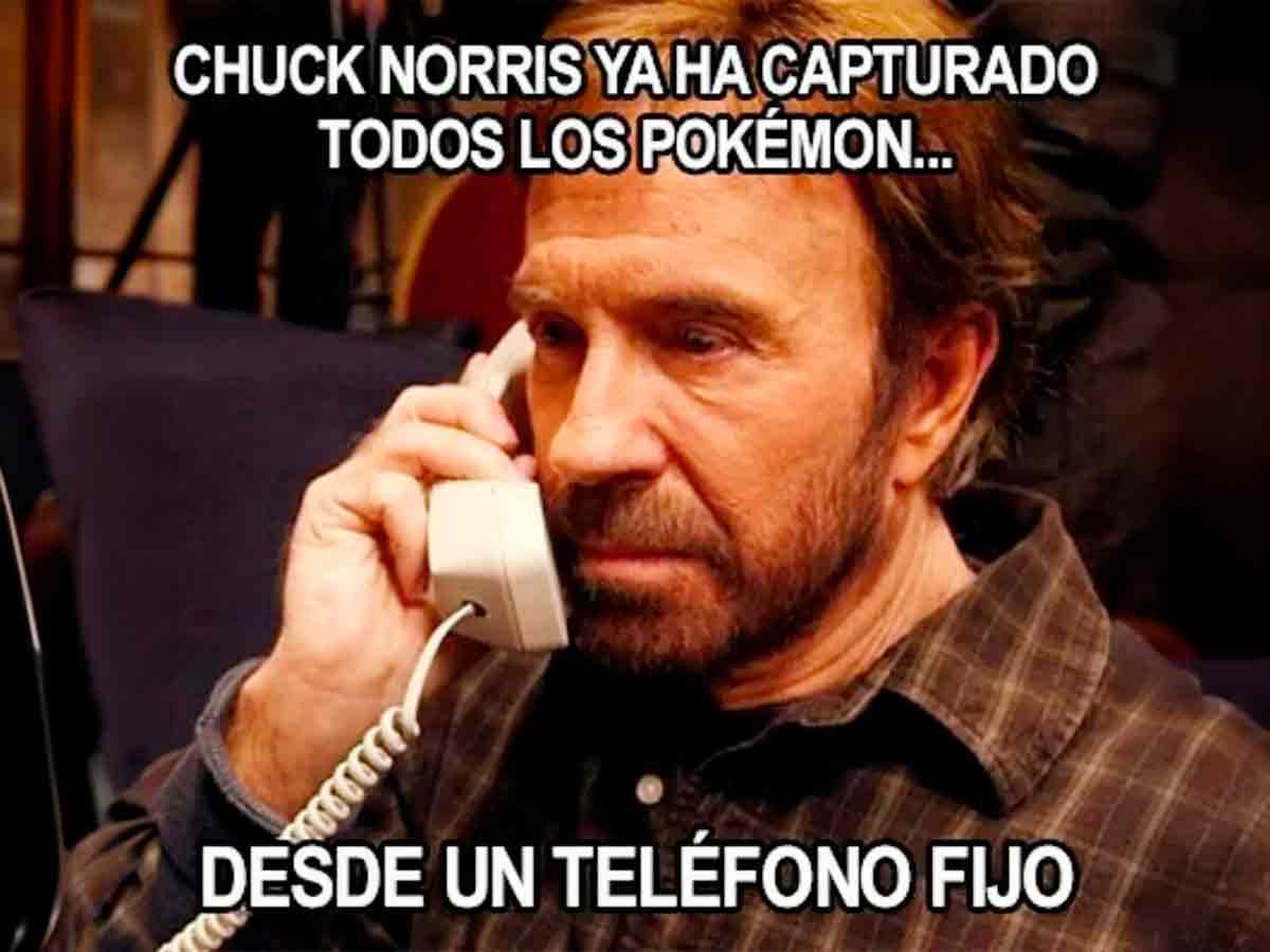 El humor digital lo muestra capaz de lograr lo imposible, incluso desde un teléfono fijo.