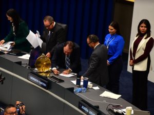 El decreto otorga facilidades migratorias y exenciones fiscales a delegaciones, organizadores y proveedores del evento tecnológico.