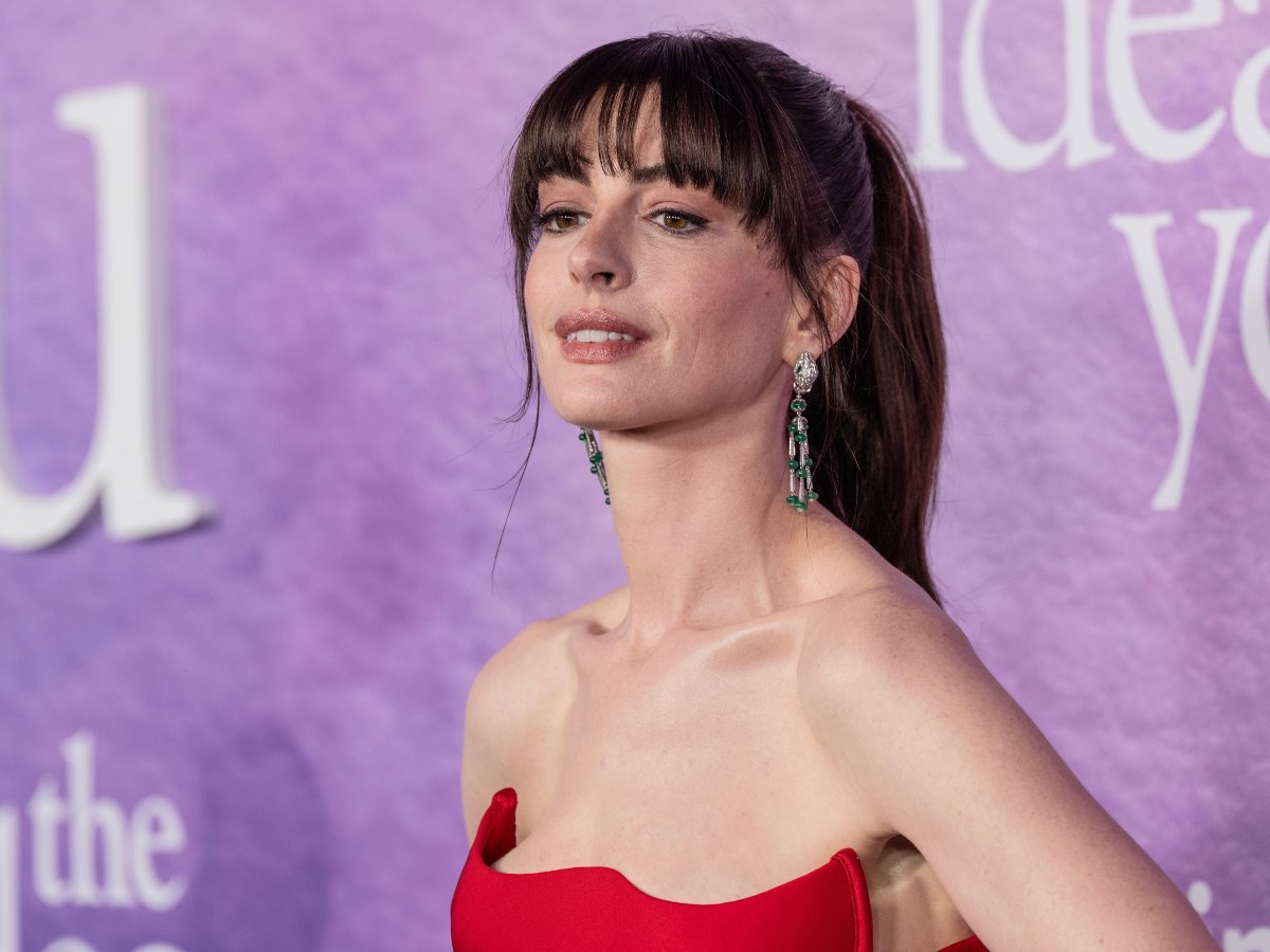 Anne Hathaway impulsa su faceta musical con el lanzamiento de “Burial”, tema principal de la película Mother Mary.