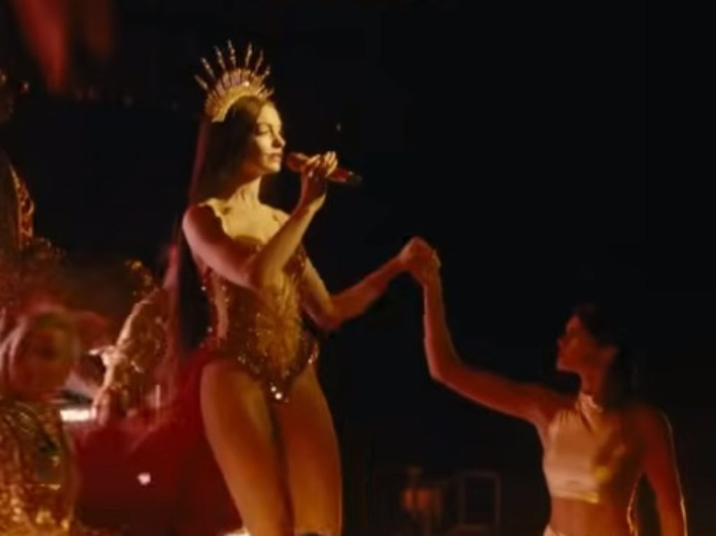 Anne Hathaway interpreta a Mother Mary en el video de “Burial”, primer sencillo de la banda sonora de la película del mismo nombre.