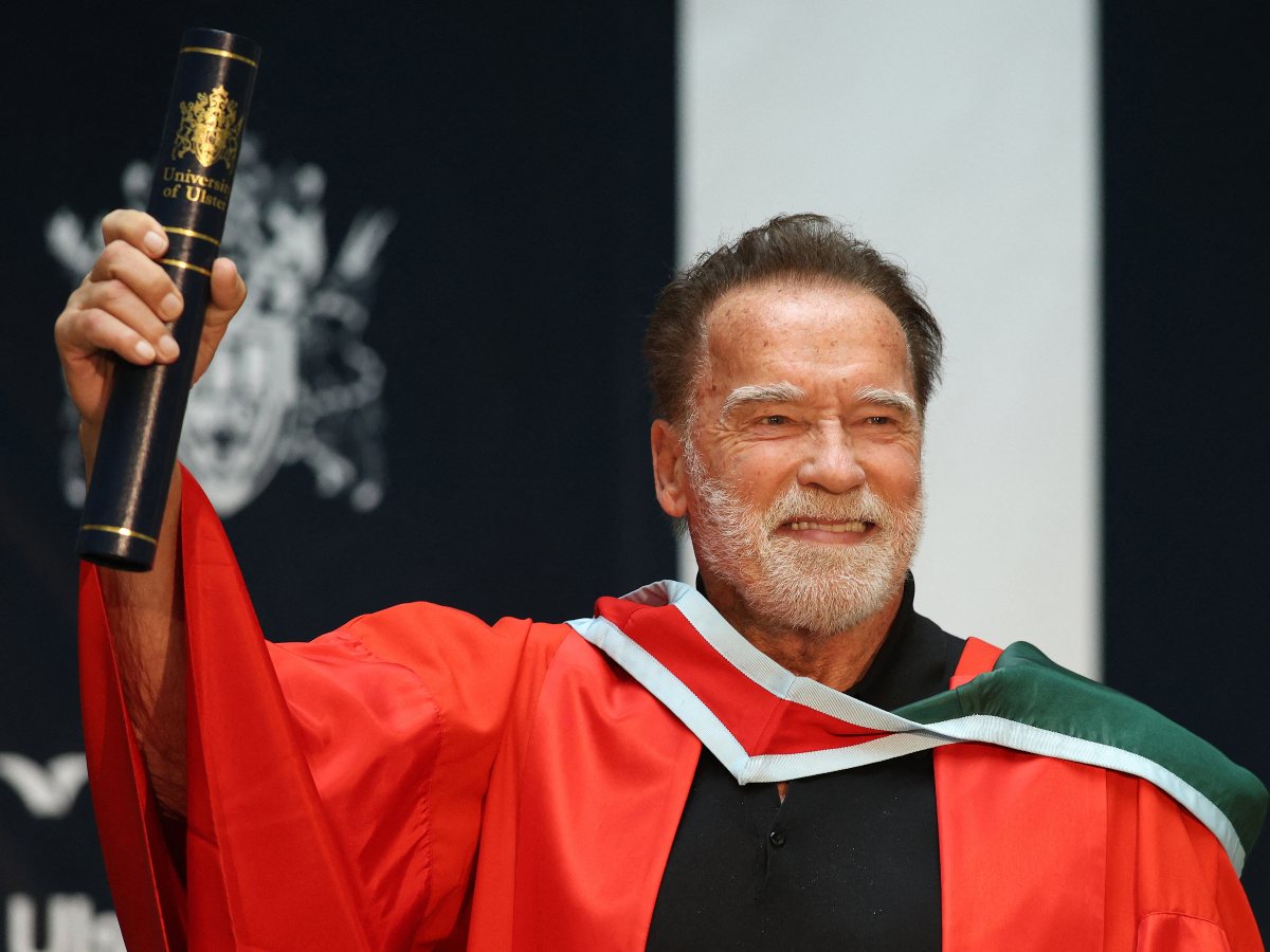 Arnold Schwarzenegger recibe un doctorado honoris causa de la Universidad del Ulster durante una ceremonia en Belfast, Irlanda del Norte, el 30 de marzo de 2026.