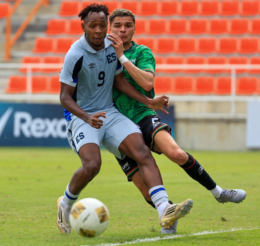 Brayan Gil (9) siendo marcado por defensa de Martinica. Foto Cortesía FESFUT