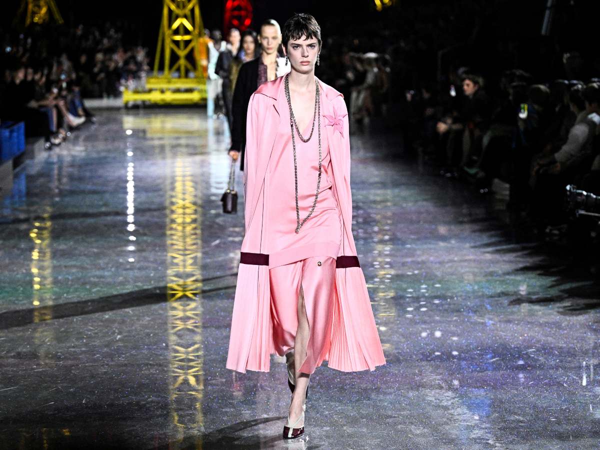 Modelo desfila con un vestido rosa fluido y abrigo coordinado durante el desfile de Chanel otoño-invierno 2026-2027 en la Semana de la Moda de París.