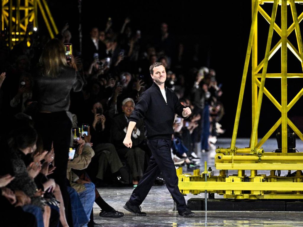 El diseñador franco-belga Matthieu Blazy saluda al público tras el desfile de la colección Chanel otoño-invierno 2026-2027 en la Semana de la Moda de París. 
