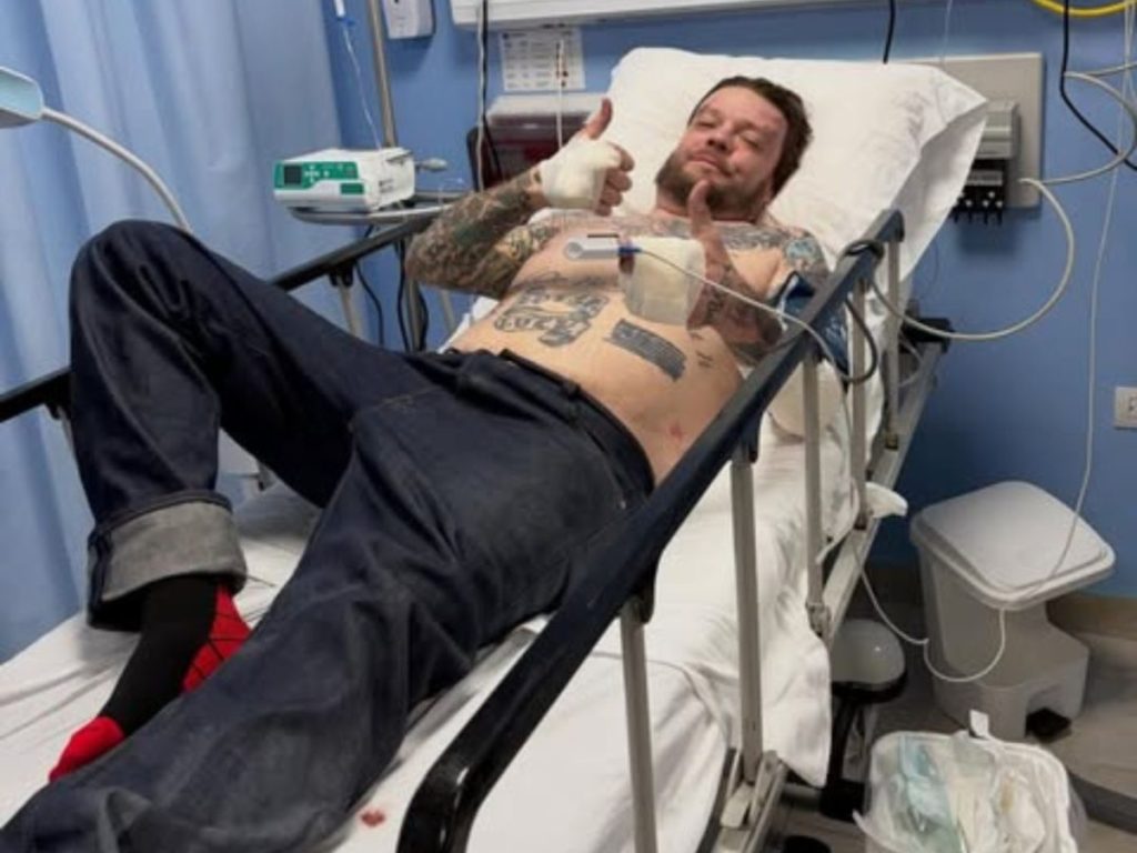 Corey Harrison, figura de “El precio de la historia”, sufrió un grave accidente de motocicleta en Tulum que le dejó 11 costillas fracturadas y un pulmón perforado.