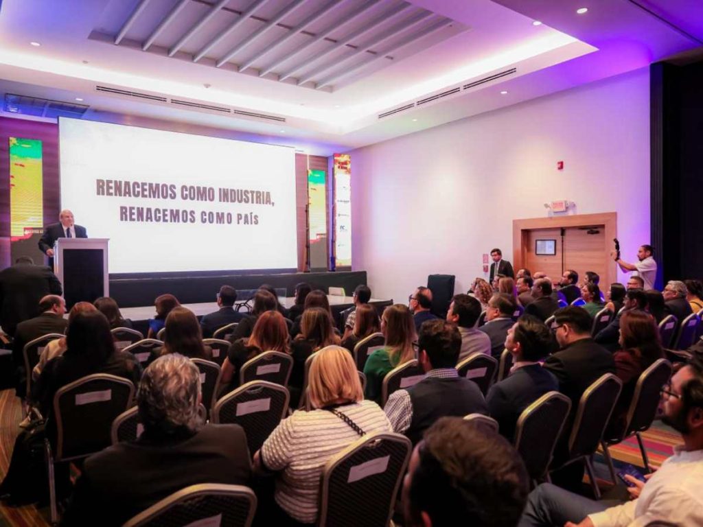 Autoridades de Gobierno y representantes del sector industrial participaron en el lanzamiento de la campaña “Renacemos como industria, renacemos como país”.
