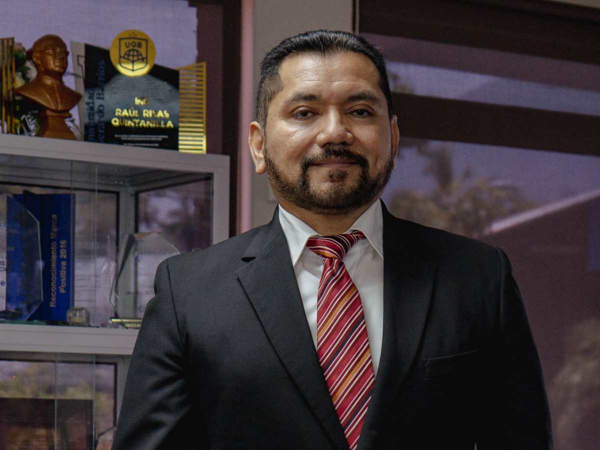 El Lic. Sirhan Raúl Rivas Flores asumió como presidente y representante legal de la Junta General Universitaria de la Universidad Gerardo Barrios. Foto / Cortesía UGB