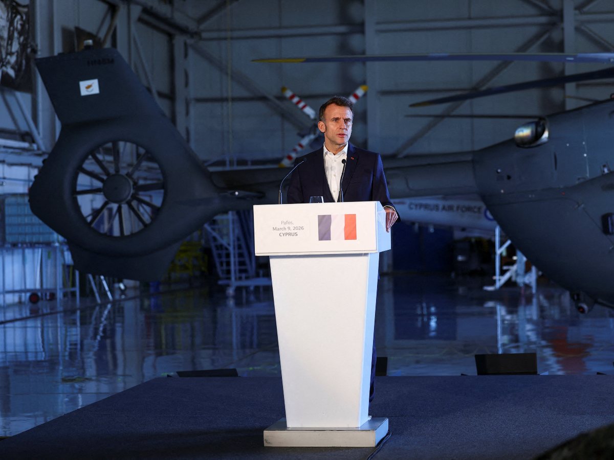 El presidente francés Emmanuel Macron habla durante una conferencia de prensa en la base militar de Pafos, Chipre, el 9 de marzo de 2026.