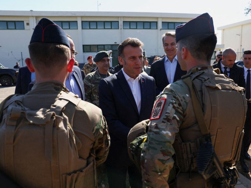 El presidente francés Emmanuel Macron, el presidente de Chipre Nikos Christodoulides y el primer ministro griego Kyriakos Mitsotakis visitan la base militar de Pafos. 