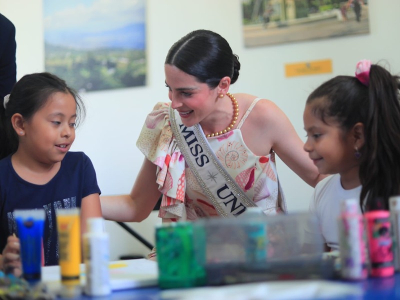 Fátima Bosch, Miss Universo 2025, durante su recorrido en el Palacio Tecleño en San Tecla.