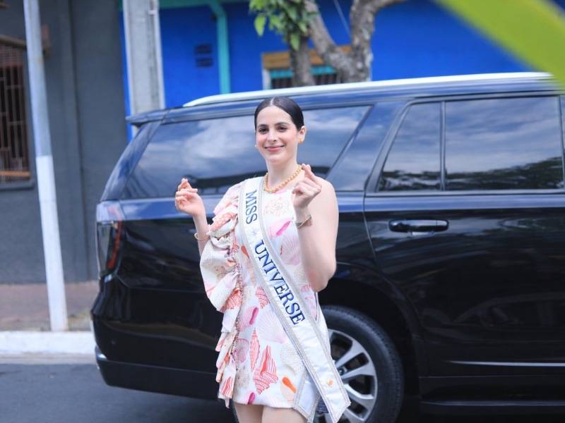 La Miss Universo 2025, Fátima Bosch, compartió con niños en talleres de arte en San Tecla.