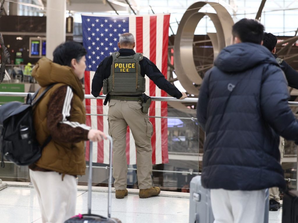 Un agente del Servicio de Inmigración y Control de Aduanas de Estados Unidos (ICE) vigila un puesto de control de seguridad en el Aeropuerto Internacional John F. Kennedy de Nueva York, el 23 de marzo de 2026. AFP