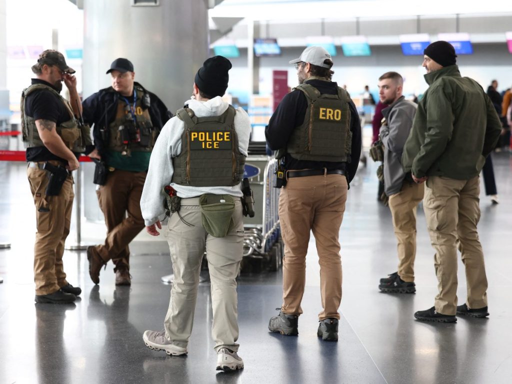 Los agentes de inmigración serán desplegados en los aeropuertos estadounidenses a partir del lunes, con el objetivo de aliviar la creciente congestión en los controles de seguridad en medio de un estancamiento presupuestario. AFP