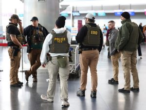 Los agentes de inmigración serán desplegados en los aeropuertos estadounidenses a partir del lunes, con el objetivo de aliviar la creciente congestión en los controles de seguridad en medio de un estancamiento presupuestario. AFP
