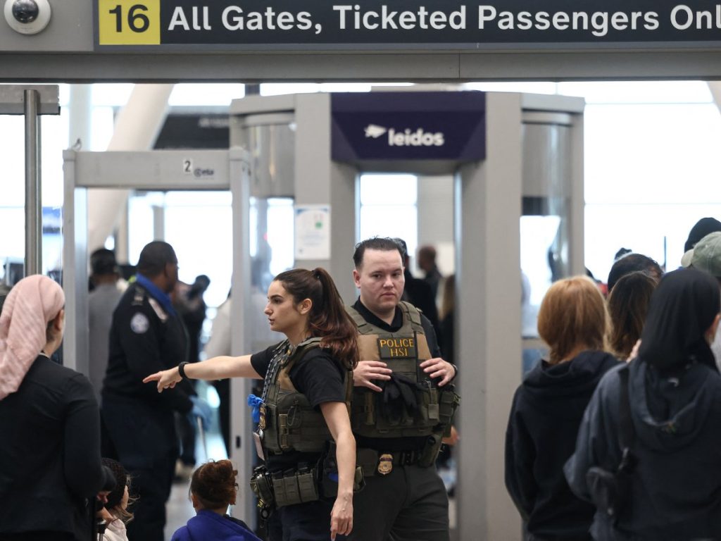 Agentes federales de Investigaciones de Seguridad Nacional (HSI) trabajan en un puesto de control de seguridad en el Aeropuerto Internacional John F. Kennedy de Nueva York, el 23 de marzo de 2026. AFP